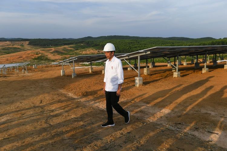 Presiden Joko Widodo meninjau panel surya saat ground breaking Pembangkit Listrik Tenaga Surya (PLTS) untuk Ibu Kota Negara (IKN) Nusantara di Penajam Paser Utara, Kalimantan Timur, Kamis (2/11/2023). PLTS yang menyuplai energi terbarukan untuk IKN itu berkapasitas 50 MW. ANTARA FOTO/Hafidz Mubarak A/foc.