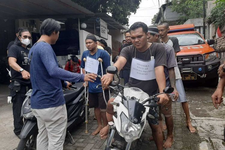 Saat para eksekutor pembunuhan Istri Kopda Muslimin dihadirkan di lokasi penembakan Semarang. Selasa (18/10/2022)