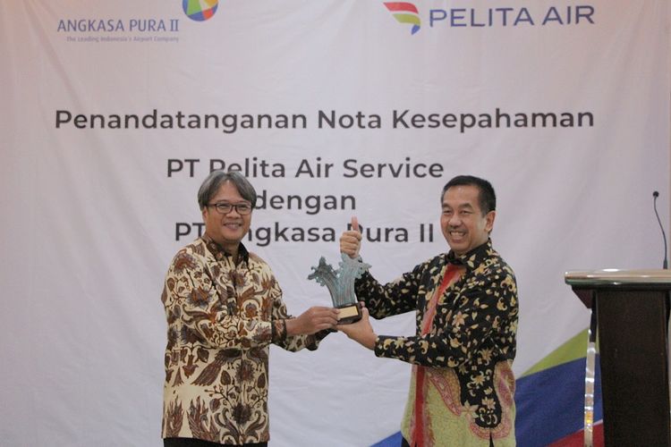 Direktur Utama PT Pelita Air Service Dendy bersama Direktur Utama PT Angkasa Pura II Muhammad Awaluddin dalam acara penandatanganan Nota Kesepahaman pengembangan dan pengoperasian Bandara Pondok Cabe, Kamis (14/7/2022).