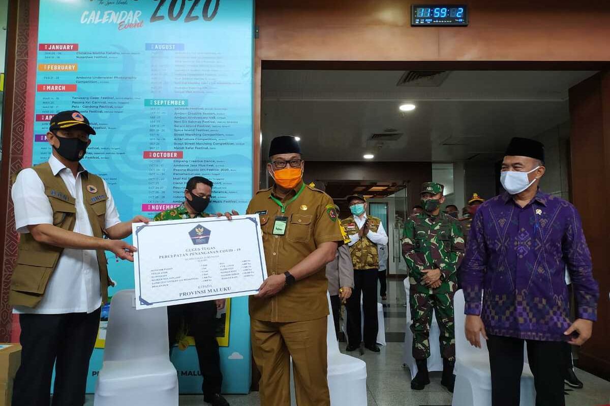Ketua Gugus Tugas Nasional Percepatan dan Penanganan Covid-19, Letjen TNI Doni Monardo memberikan bantuan alat kesehatan dan APD kepada Gubenrur Maluku, Murad Ismail, Senin (6/7/2020)
