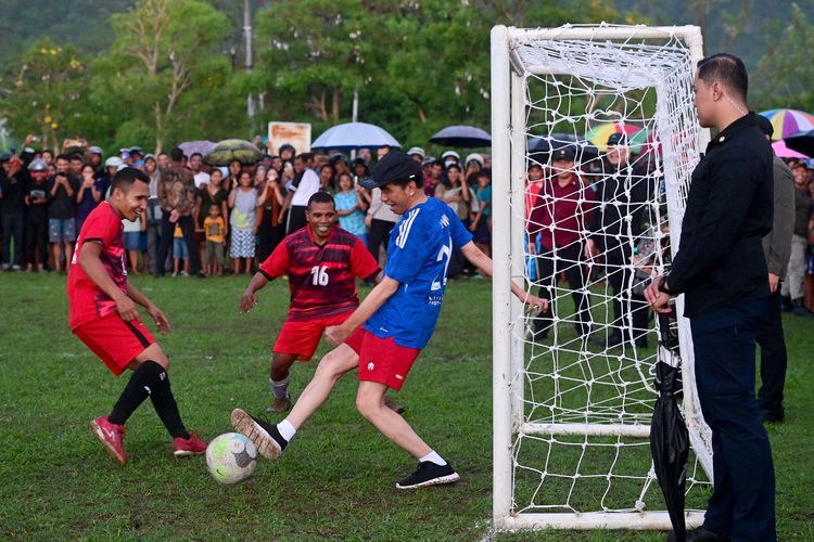 Presiden Joko Widodo bermain sepak bola bareng warga Nusa Tenggara Timur (NTT) di Lapangan Bola Wae Kesambi, Desa Batu Cermin, Kecamatan Komodo, Kabupaten Manggarai Barat, Senin (4/12/2023). 