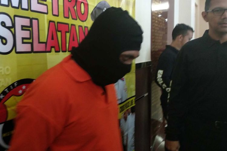 AW (40), tersangka pencabulan anak di Lenteng Agung diamankan di Mapolrestro Jakarta Selatan, Rabu (13/12/2017).