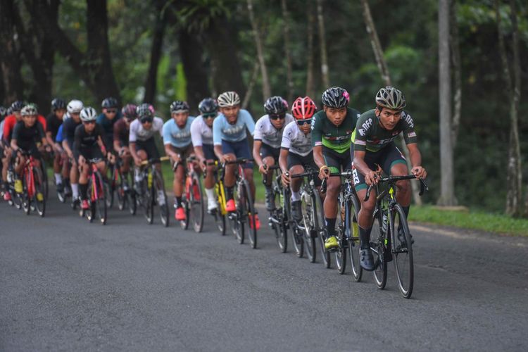 Sekitar 50 atlet sepeda mengikuti event ?Cycling Challange Series? di Sentul, Bogor, Jawa Barat.