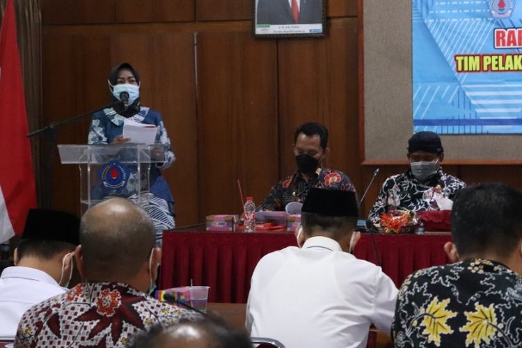 Bupati Brebes Idza Priyanti memaparkan jumlah ODGJ berat saat rapat koordinasi pembentukan Tim Pelaksana Kesehatan Jiwa Masyarakat (TPKJM) di Ruang Setda Brebes, Selasa (16/3/2021) (Foto: Dok. Humas Brebes)