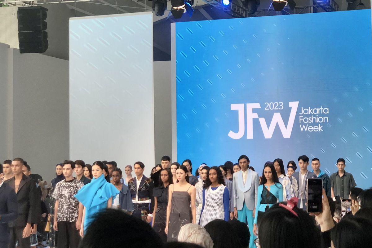 Pembukaan Jakarta Fashion Week 2023, di Pondok Indah Mall (PIM) 3, Jakarta, Senin (24/10/2022). 