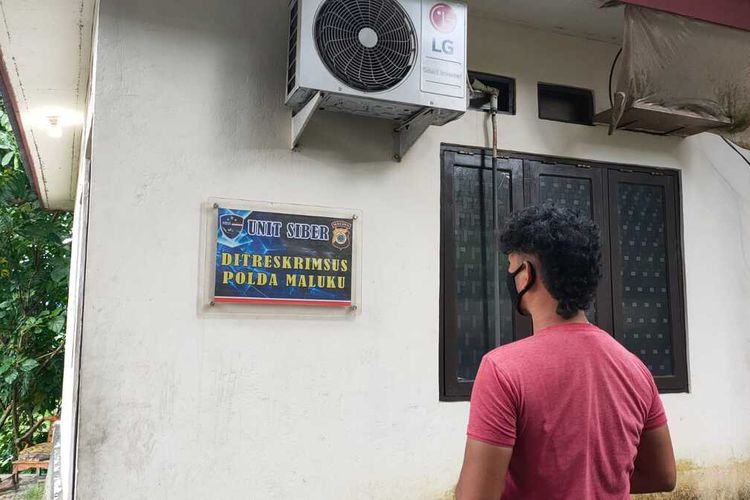 VWS (21) seorang selebgram asal Kota Ambon dan kekasihnya JP yang membuat konten video porno secara live di media sosial menjalani pemeriksaan di unit Siber Direktorat Reserse Kriminal Khusus (Ditkrimsus) Polda Maluku, Selasa (16/11/2021).