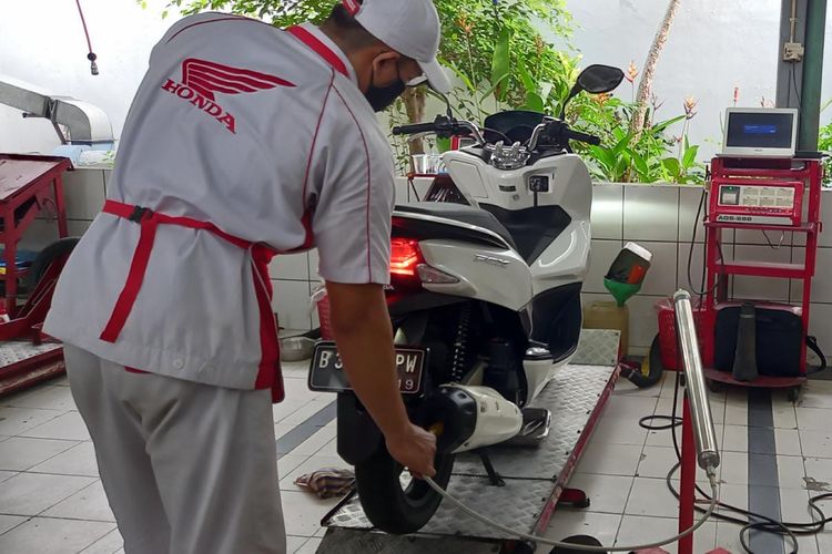 Uji emisi sepeda motor di bengkel resmi Astra Motor Center Jakarta