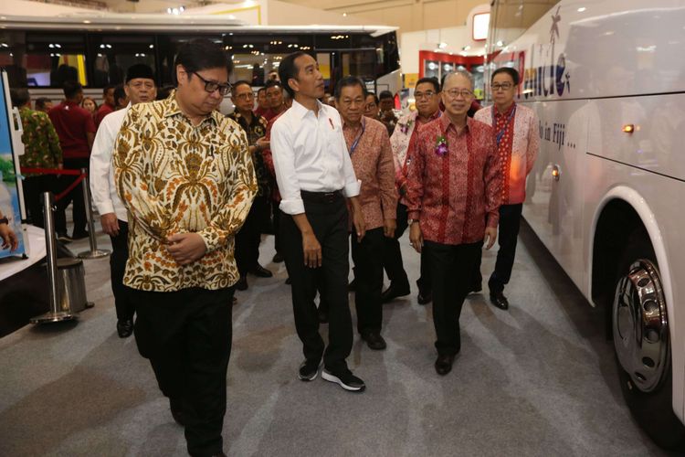 Presiden Republik Indonesia Joko Widodo (kedua dari kiri) didampingi Menteri Perindustrian Airlangga Hartarto (pertama dari kiri) dan Ketua Umum Gaikindo Yohannes Nangoi (paling kanan) saat meninjau acara Gaikindo Indonesia Internasional Auto Show (GIIAS) 2018 di ICE BSD, Tangerang, Banten, Kamis (02/08/2018). Pada pameran otomotif GIIAS kali ini mengusung tema Beyond Mobility yaitu mobil-mobil teknologi masa depan yang diklaim ramah lingkungan, Acara ini akan berlangsung hingga 12 Agustus 2018.