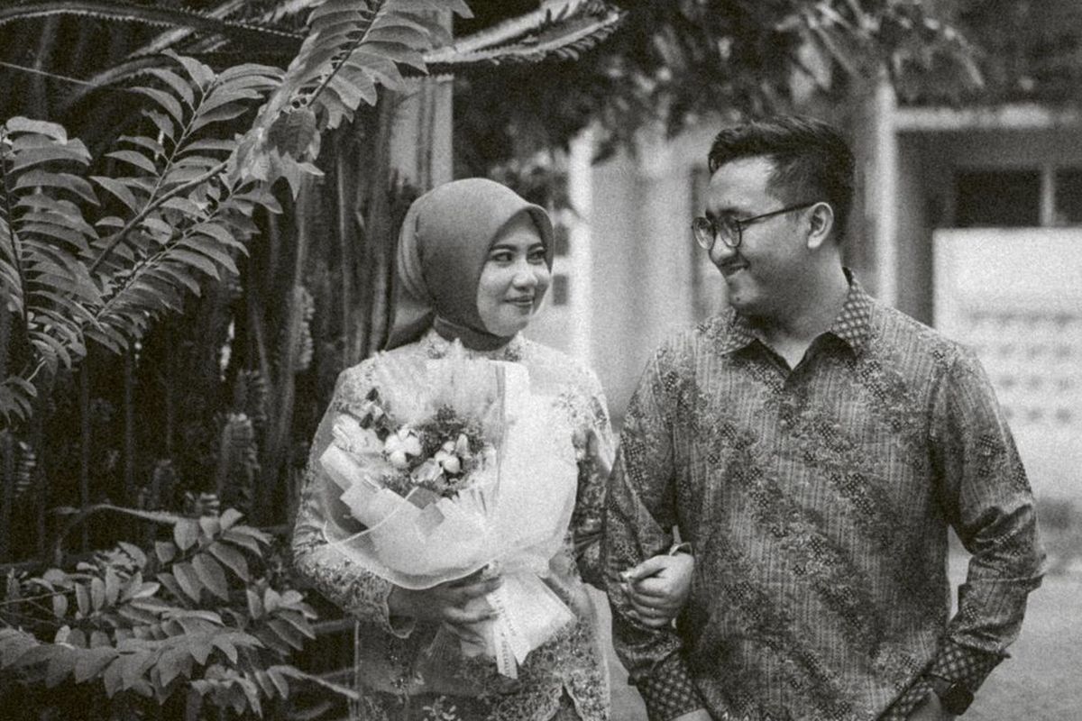 Foto lamaran Azka Hanifah dan pasangannya. Lewat utas di media sosial X, Azka menceritakan pertemuannya dengan pasangan melalui aplikasi kencan.