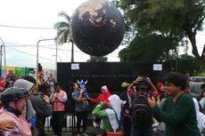 Berfoto di Monumen Bola Dunia Sambil Nantikan Karnaval Asia Afrika