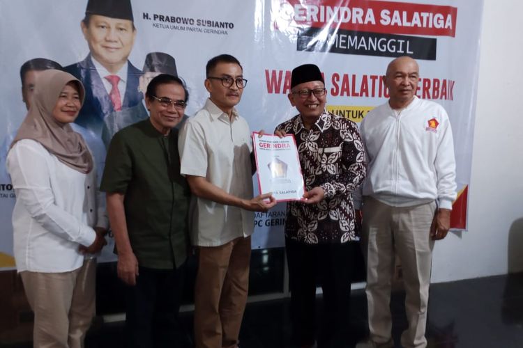 Ketua DPC Partai Gerindra Salatiga Yuliyanto menerima pengembalian formulir pendaftaran dari Sinoeng N. Rachmadi
