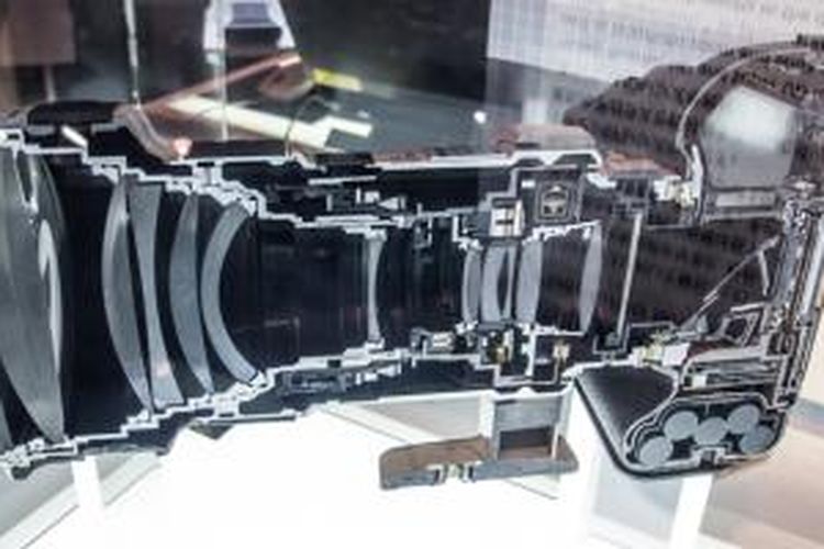 Penampang lensa Canon EF 400mm f/4 DO IS USM dan kamera EOS-1DS terlihat dalam cross-section yang diperagakan