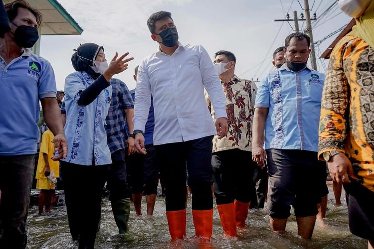 Wali Kota Medan Bobby Nasution saat meninjau banjir rob yang melanda kawasan Medan bagian Utara. Diskominfo Medan