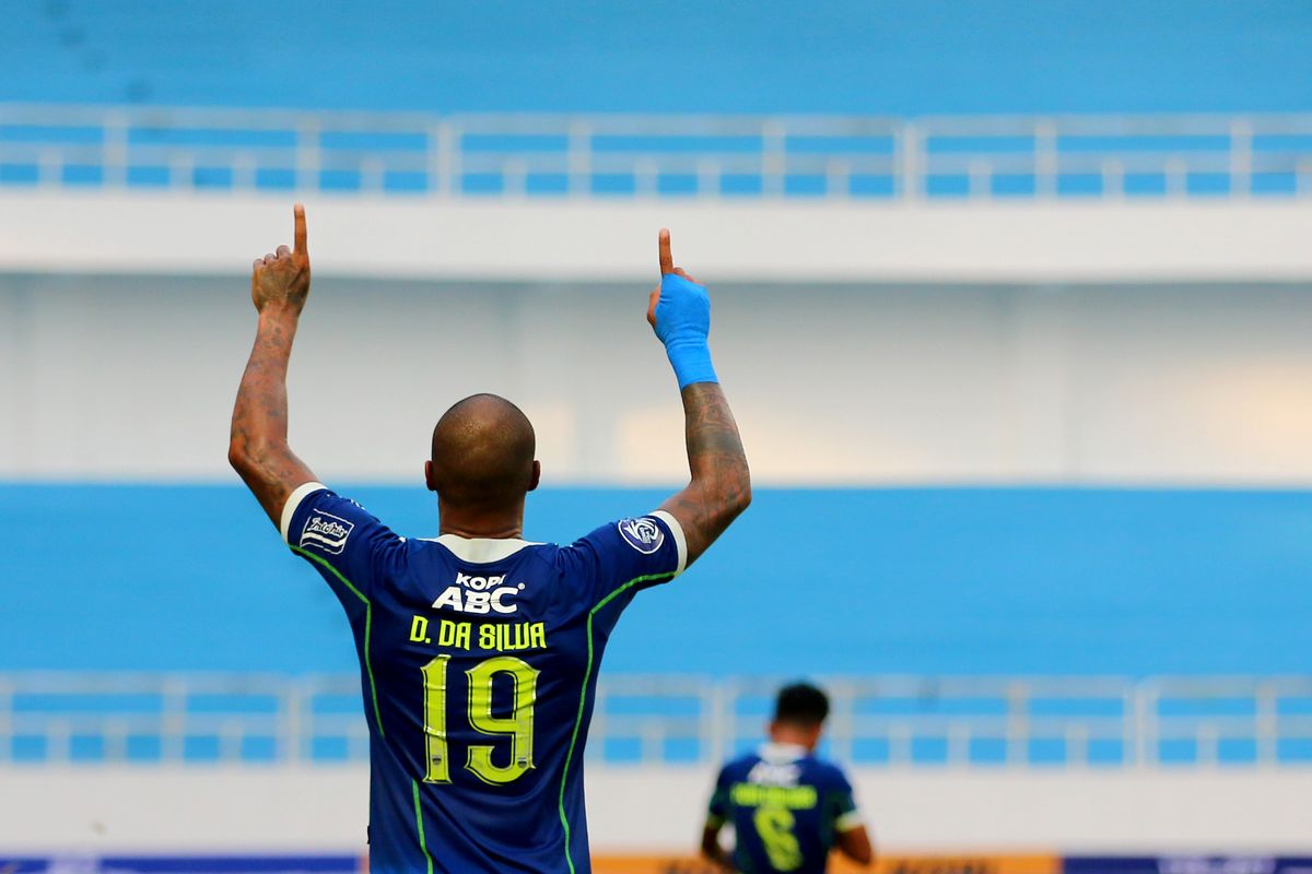 Pemain Persib Bandung David da Silva selebrasi seusai menjebol gawang Persebaya Surabaya saat pekan ke-13 Liga 1 2022-2023 yang berakhir dengan skor 2-1 di Stadion Jatidiri Semarang, Sabtu (10/12/2022) sore. Sampai pekan ke-24, David Da Silva masih memuncaki daftar top skor Liga 1 dengan 17 gol.