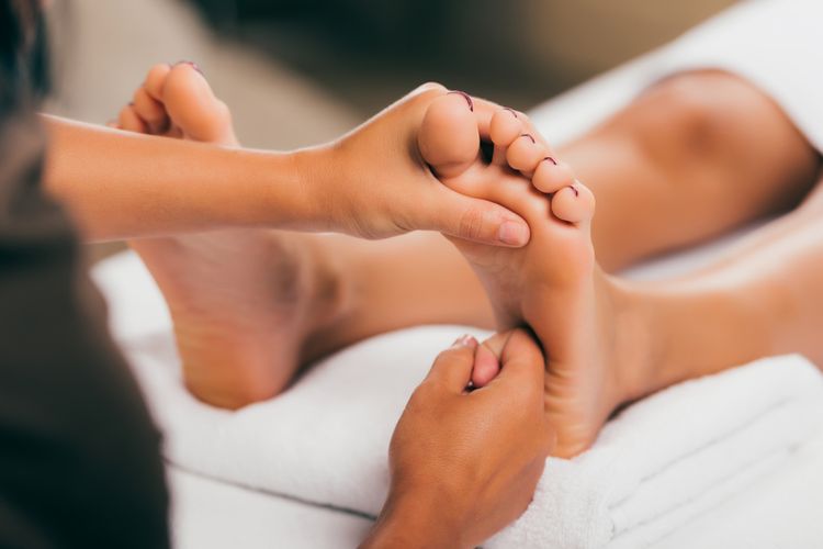 Refleksi atau pijat khususnya di area kaki dapat memberi manfaat signifikan untuk meredakan kelelahan dan gangguan mental wanita di masa menopause. 