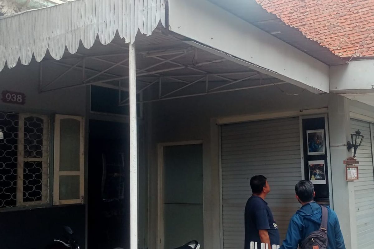 Salah satu UMKM warung kopi bernama Hamur Kopi Mbah Ndut milik Rudi Haris (65) memilih tutup saat hari biasa dan hanya buka pada Sabtu dan Minggu saja. 