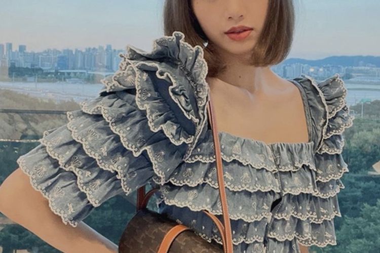 Lisa BLACKPINK kerap tampil dengan koleksi tas mewah, bahkan ada yang bernilai miliaran rupiah. Intip 7 pilihannya yang ikonik.