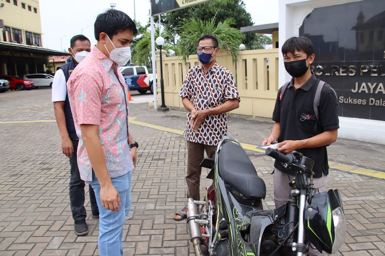 Pengendara ojek online (Ojol) Tuyahman (40) mengambil sepeda motornya yang ditemukan polisi setelah 12 tahun hilang dicuri.