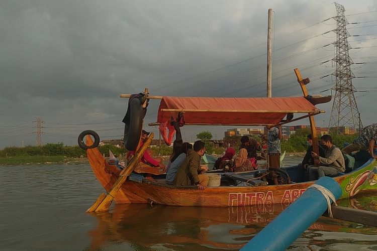 Pengunjung yang menikmati wisata perahu di Tambakrejo Semarang 