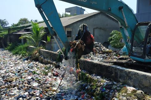 Saling Lempar Tanggung Jawab Aparat soal Sampah Kali Bahagia