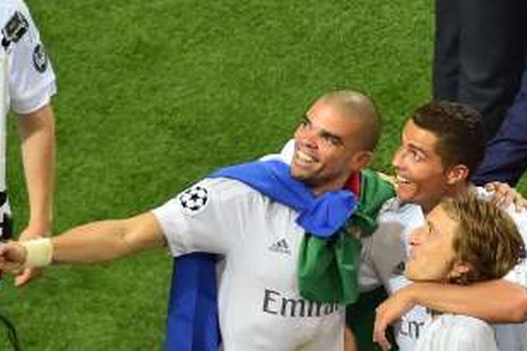 Pepe, Ronaldo, dan Luka Modric tampak bergembira usai merengkuh gelar Liga Champions 2015-2016.