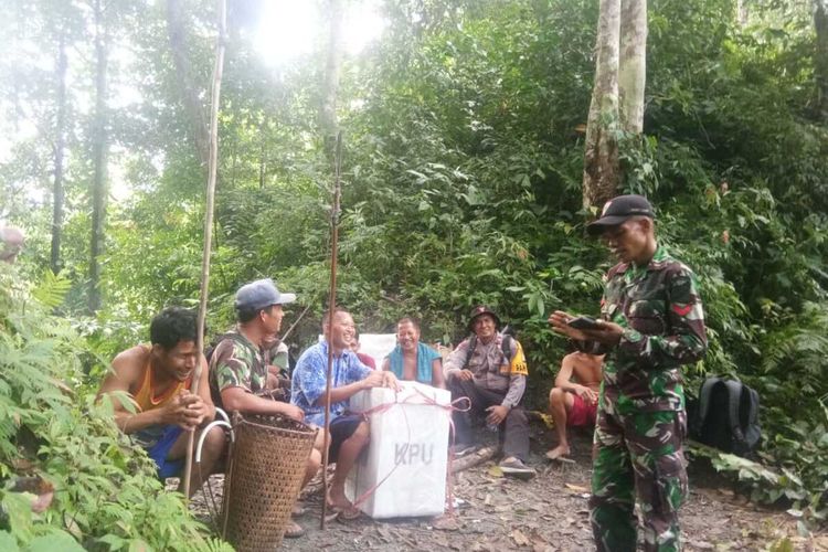 Sebanyak 9 orang yang terdiri dari petugas PPS dan KPPS serta TNI Polri, rela berjalan kaki sejauh 8 jam, dengan membawa logistik pemilu  menuju Dusun Bohinunuk, Desa Simpang 2, Kecamatan Simpang Raya, Rabu (9/12/2020).