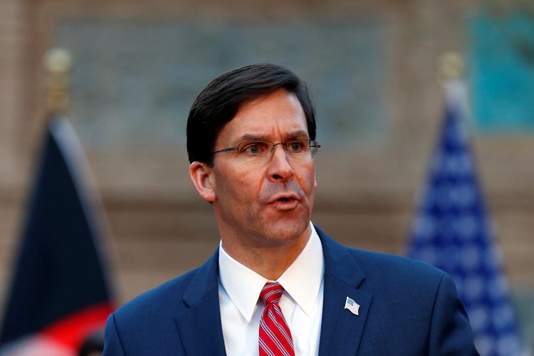 Sekretaris Pertahanan Amerika Serikat (AS) Mark Esper, saat berbicara di konferensi pers gabungan bersama Presiden Afghanistan Ashraf Ghani, dan Sekretaris Jenderal NATO Jens Stoltenberg di Kabul, Afghanistan, Sabtu (29/2/2020).