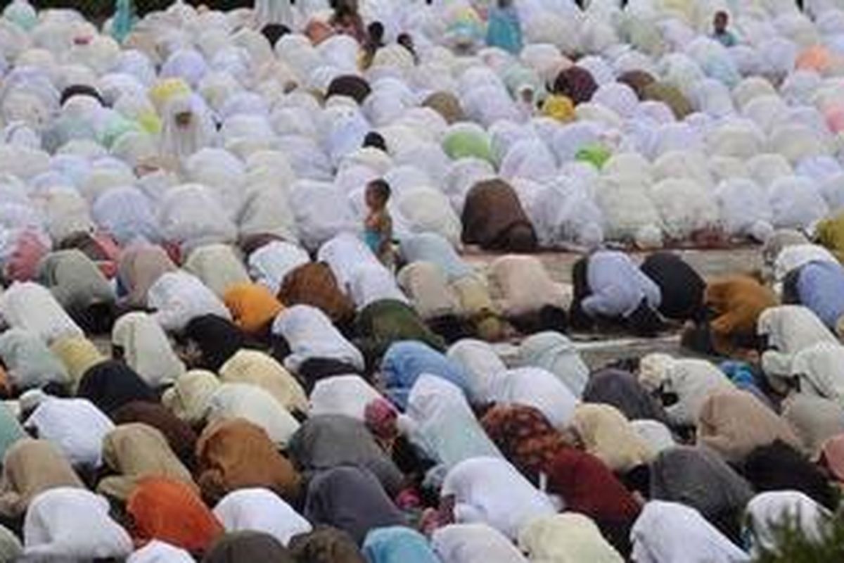 Ilustrasi umat Islam menunaikan ibadah shalat Idul Adha  