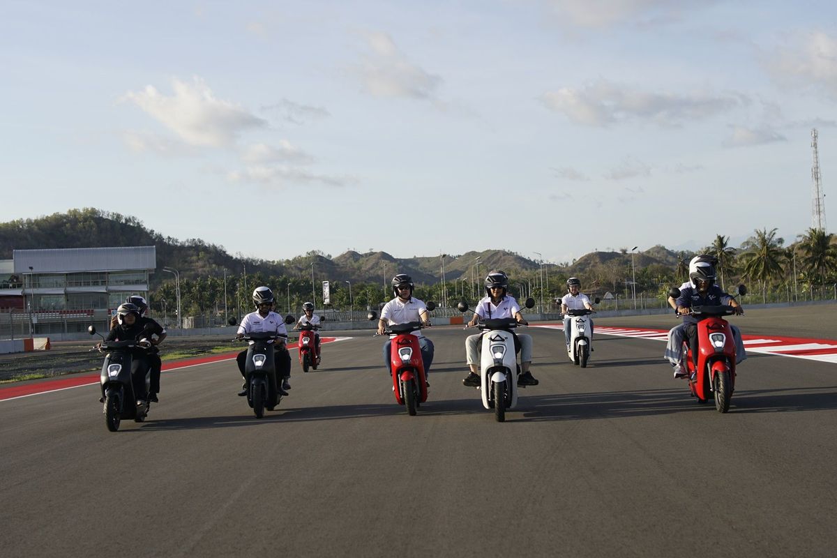 Sepeda motor listrik Honda EM1 e: mencetak sejarah sebagai sepeda motor listrik resmi pertama yang mendukung ajang balap bergengsi dunia MotoGP.