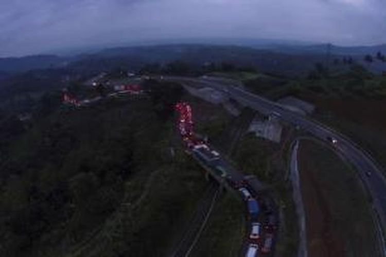 Kemacetan lalu lintas di Lingkar gentong, Tasikmalaya, Jawa Barat, Rabu (25/6/2014). Jalan di sini digunakan sebagai jalur selatan untuk mudik atau balik Lebaran dari Jawa Barat menuju kota-kota di Jawa Tengah. Kemacetan parah biasa terjadi di titik ini.