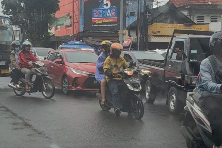Sejumlah jalan di Kota Solo, Jawa Tengah, mengalami kemacetan pada waktu berangkat sekolah, Kamis (2/2/2023).