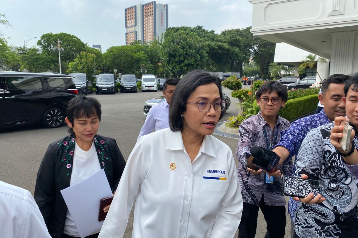 Menteri Keuangan (Menkeu) Sri Mulyani Indrawati ikut serta dalam rapat bersama Presiden Prabowo Subianto di Kompleks Istana Kepresidenan, Jakarta Pusat, Senin (2/6/2025).