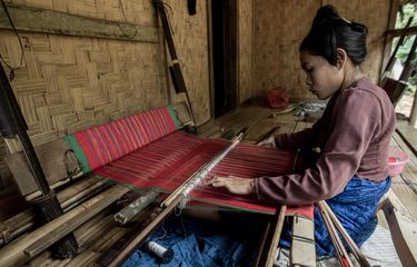 Wanita Baduy luar menenun di Kampung Balingbing, Desa Kanekes, Lebak, Banten, Selasa (1/3/2016). Kerajinan kain tenun menjadi salah satu mata pencaharian masyarakat Baduy selain bertani.