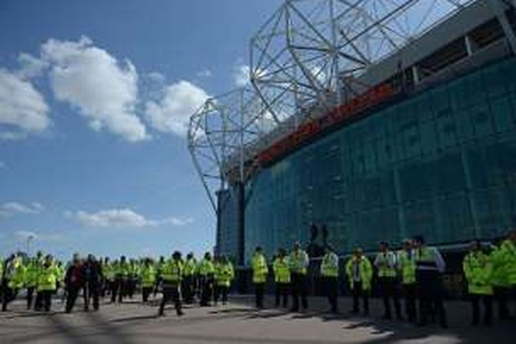 Pihak keamanan menjaga di luar Stadion Old Trafford seusai menemukan paket mencurigakan di tribune jelang laga Manchester United versus Bournemouth, Minggu (15/5/2016).