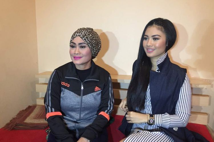 Sri Wulansih dan Della Wulan Astreani diabadikan di sela menghadiri sebuah program acara bertajuk Dear Jupe, yang tayang secara langsung di Studio 8 RCTI, Kebon Jeruk, Jakarta Barat, Sabtu (20/5/2017).