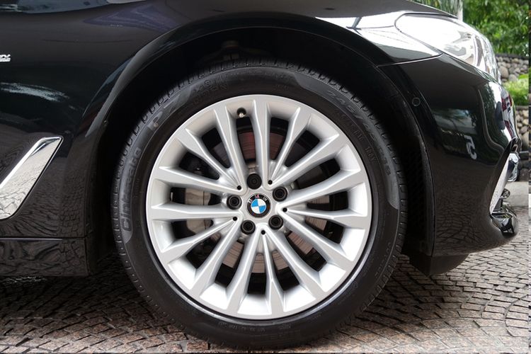 Pelek W-Spoke style 632 pada BMW 530i (G30).