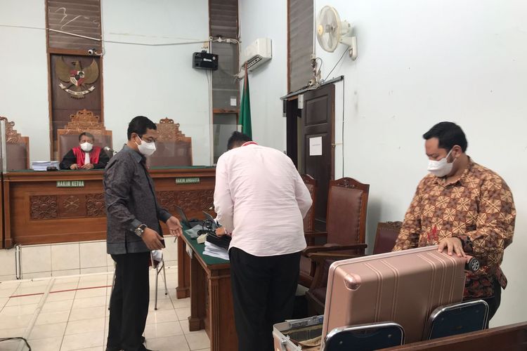 Tim Biro Hukum Komisi Pemberantasan Korupsi (KPK) menghadirkan sekoper alat bukti dalam sidang lanjutan gugatan praperadilan mantan Bupati Tanah Bumbu, Mardani H Maming di Pengadilan Negeri (PN) Jakarta Selatan, Jumat (22/7/2022).