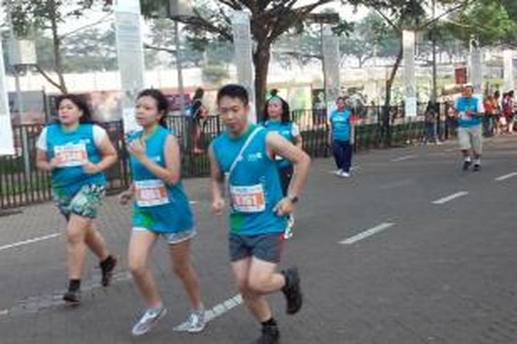 Para peserta lari Standard Chartered Half-Marathon 2014 di kawasan BSD Green park, Tangerang, Minggu (23/11/2014)