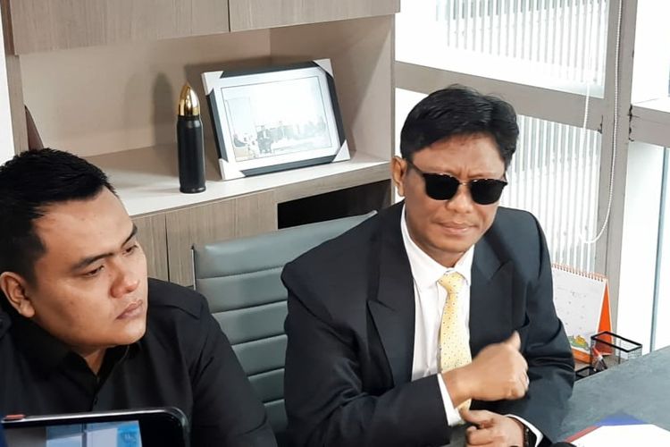 Dua kuasa hukum Dito Mahendra dan Nindy Ayunda, Yafet Rissy (kanan) dan Luvino Siji Samura (kiri) saat ditemui di kawasan Senopati, Jakarta Selatan, Jumat (22/7/2022). 