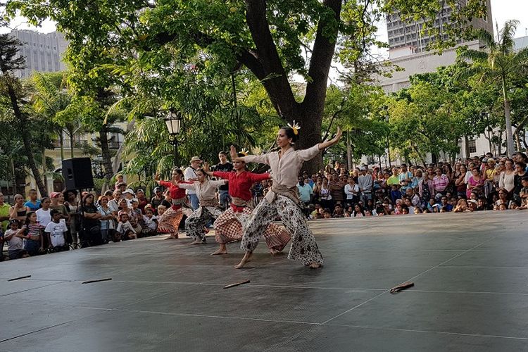 Tarian asal Indonesia, Kenung Merah ditampilkan di acara Festival Tari La Danza Esta en el Centro di Plaza Bolivar, Caracas, Venezuela pada Sabtu (28/4/2018). Tari yang memadukan budaya Betawi dan seni beladiri pencak silat tersebut dibawakan oleh tim tari binaan Kedutaan Besar Republik Indonesia (KBRI) Caracas.