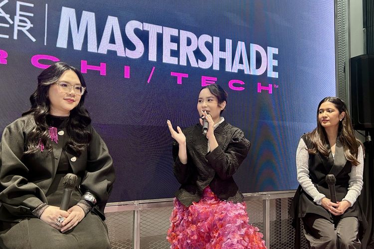 (Kiri ke kanan) Masstige and Advanced Beauty Marketing Senior Group Head ParagonCorp, Stephanie Lie, Public Figure Satine Zaneta, dan Makeup Artist Sisy Sosro dalam Press Conference Make Over MASTERSHADE ARCHI/TECH™, Senin (8/12/2025).