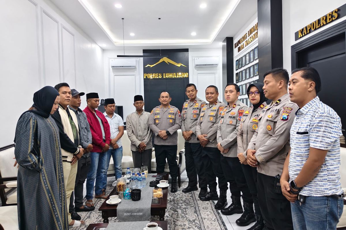 Keluarga Rudi Hartono menyampaikan permohonan maaf ke Polres Lumajang, Selasa (14/10/2025)