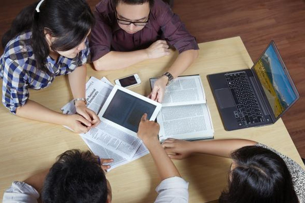 Dalam perkuliahan online, tatap muka memang terhitung minim. Dalam satu semester umumnya hanya dua kali. Sebagai gantinya, dialihkan dengan melakukan video conference secara serentak.
Ini yang membedakannya dengan sistem perkuliahan online lainnya.
