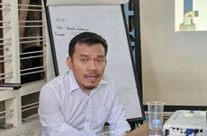 Angkringan Balap Paseban viral karena keragaman menu dan suasananya yang selalu ramai.Menu andalan berupa nasi kucing dengan pilihan lauk seperti tempe, sambal usus, sambal teri, hingga ayam geprek menjadi favorit pengunjung.Harga yang ditawarkan relatif terjangkau, berkisar Rp 3.000 hingga Rp 4.000 per item. Angkringan ini buka mulai pukul 16.00 hingga 22.00 WIB.Tingginya minat pengunjung membuat antrean kerap terbentuk bahkan sebelum jam buka. Datang lebih awal menjadi strategi utama untuk mendapatkan tempat duduk dan pilihan menu yang masih lengkap.Mangut Lele Mbah Marto menjadi representasi kuliner tradisional Yogyakarta yang bertahan di tengah tren kekinian.Warung ini dikenal dengan konsep pawon atau dapur tradisional yang bisa disaksikan langsung oleh pengunjung.Kompas.com/Silvita Agmasari Mangut lele yang dijual di warung Mbah Marto, Bantul, Yogyakarta.Lele yang digunakan tidak digoreng, melainkan diasap terlebih dahulu dengan tusukan pelepah daun kelapa sebelum dimasak menjadi mangut.Metode pengasapan ini menghasilkan aroma khas dengan cita rasa manis dan gurih yang kuat. Mangut lele disajikan dengan kuah santan pedas yang menjadi ciri khas masakan tradisional Jawa.Baca juga: Itinerary Kulineran Serba Legendaris di Yogyakarta Bujet Rp 150.000Mangut Lele Mbah Marto berlokasi di Jalan Sewon Indah, Ngireng-ireng, Panggungharjo, Sewon, Bantul.Warung ini buka mulai pukul 10.00 hingga 20.00 WIB. Harga mangut lele dibanderol sekitar Rp 25.000 per porsi. Karena peminatnya tinggi, pengunjung disarankan datang lebih awal agar tidak kehabisan.Bagi pencinta kuliner pagi, Sate Koyor Yu Ira menjadi tujuan wajib. Warung sederhana ini telah dikenal sejak puluhan tahun lalu dan berlokasi di kawasan Pasar Ngasem, pusat aktivitas warga sejak dini hari.Tribun Jogja/Hamim Thohari Sate koyorMenu andalannya adalah sate koyor, bagian urat sapi yang diolah hingga empuk dan kaya rasa.Harga sate koyor dibanderol mulai Rp 10.000, menjadikannya pilihan terjangkau bagi pengunjung pasar maupun wisatawan.Warung Yu Ira buka mulai pukul 05.00 hingga 15.00 WIB. Waktu paling ramai terjadi pada pagi hari, seiring aktivitas pasar yang padat.Datang sebelum pukul 09.00 WIB menjadi waktu ideal untuk menikmati menu favorit tanpa harus menunggu lama.