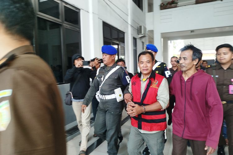 JS saat ditahan oleh Kejari Bangkalan atas dugaan keterlibatan kasus korupsi di tubuh BUMD Bangkalan, Selasa (10/6/2025). 