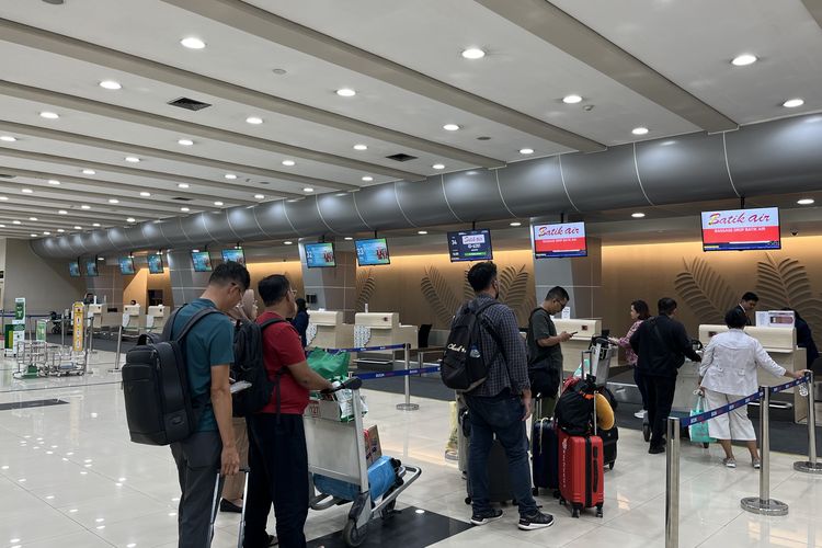 Potrait calon penumpang di Bandara Internasional Sam Ratulangi, Manado, Jumat (31/10/2025). 