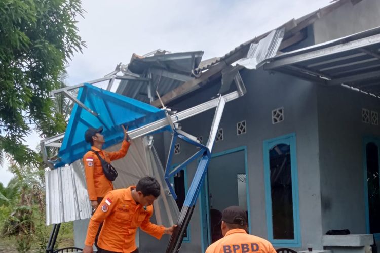 Rumah warga yang rusak diterjang puting beliung di Mentok Asin, Bangka Barat, Senin (10/7/2023).
