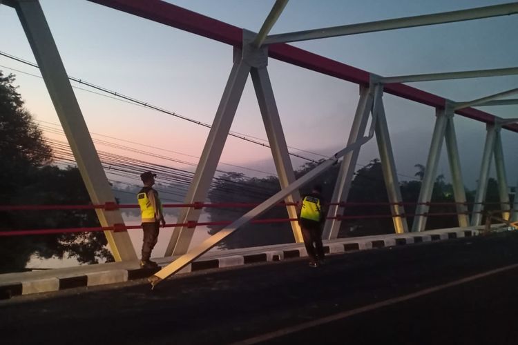 Jembatan Serayu Banyumas Baru 5 Hari Dibuka, Rangka Atas Roboh Ditabrak Truk, Pemotor Luka