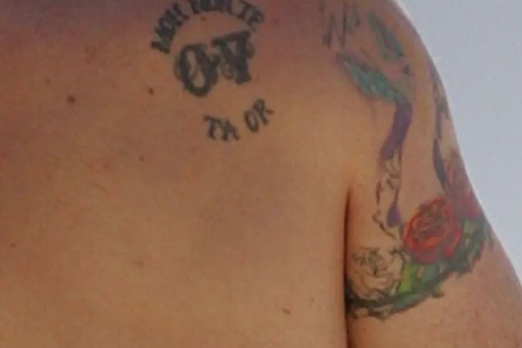 Tato Ben Affleck bergambar huruf-huruf yang penuh teka-teki.