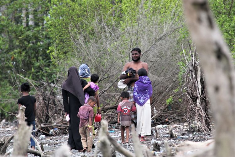 Pengungsi Rohingya saat baru selesai mandi di Desa Karang Gading, Deli Serdang, Minggu (7/1/2024) 